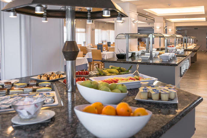 Imagen del bar/restaurante del Hotel Rvhotels Nieves Mar. Foto 5