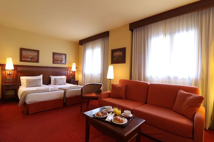 Imagen de la habitación del Hotel Rvhotels Tuca. Foto 4