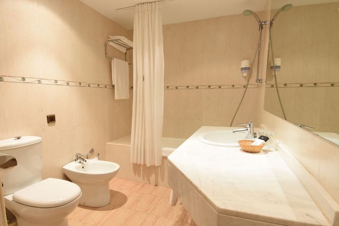 Imagen de la habitación del Hotel Rvhotels Tuca. Foto 9