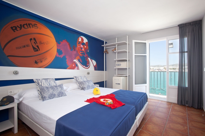 Imagen de la habitación del Hotel Ryans La Marina. Foto 9