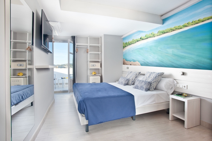 Imagen de la habitación del Hotel Ryans La Marina. Foto 10