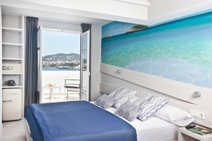 Imagen de la habitación del Hotel Ryans La Marina. Foto 11