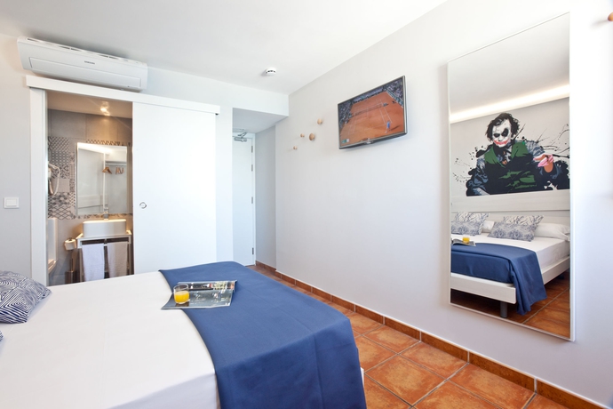 Imagen de la habitación del Hotel Ryans La Marina. Foto 12