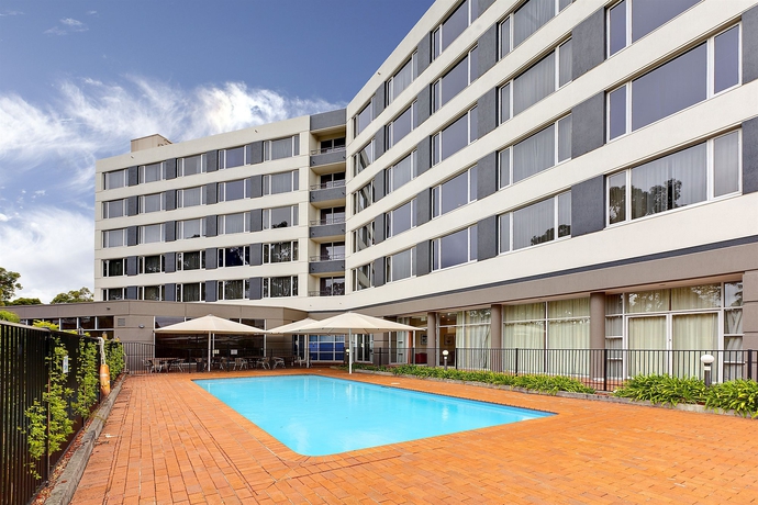 Imagen de la piscina del Hotel Rydges Bankstown. Foto 12
