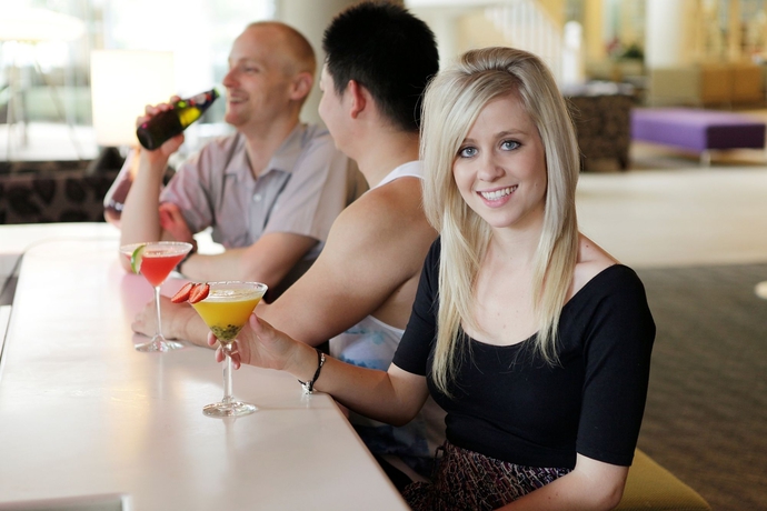 Imagen del bar/restaurante del Hotel Rydges Esplanade Resort Cairns. Foto 3