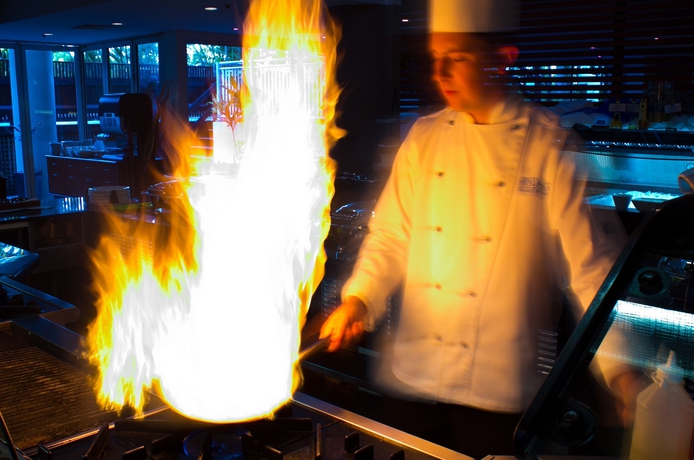 Imagen del bar/restaurante del Hotel Rydges Esplanade Resort Cairns. Foto 4