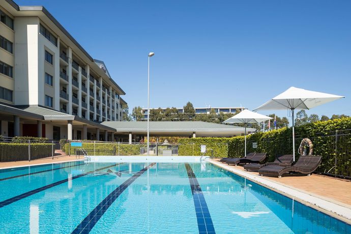 Imagen de la piscina del Hotel Rydges Norwest Sydney. Foto 20