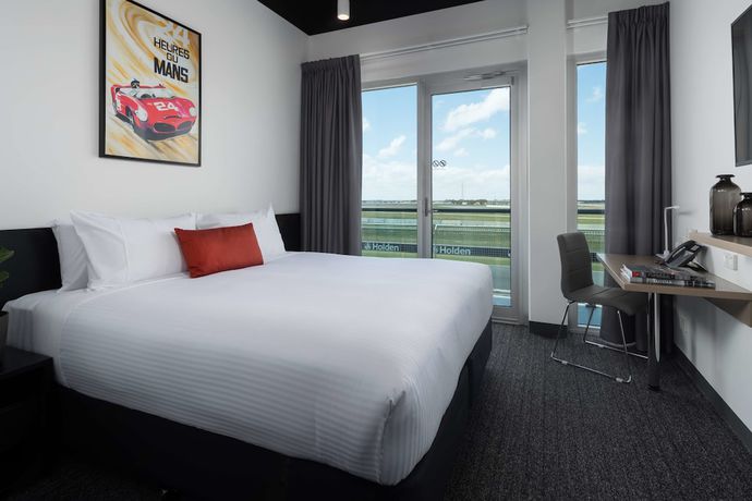 Imagen de la habitación del Hotel Rydges Pit Lane. Foto 6