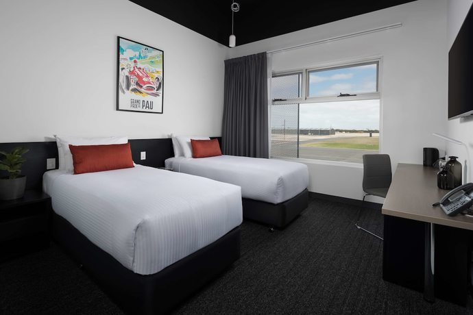 Imagen de la habitación del Hotel Rydges Pit Lane. Foto 13