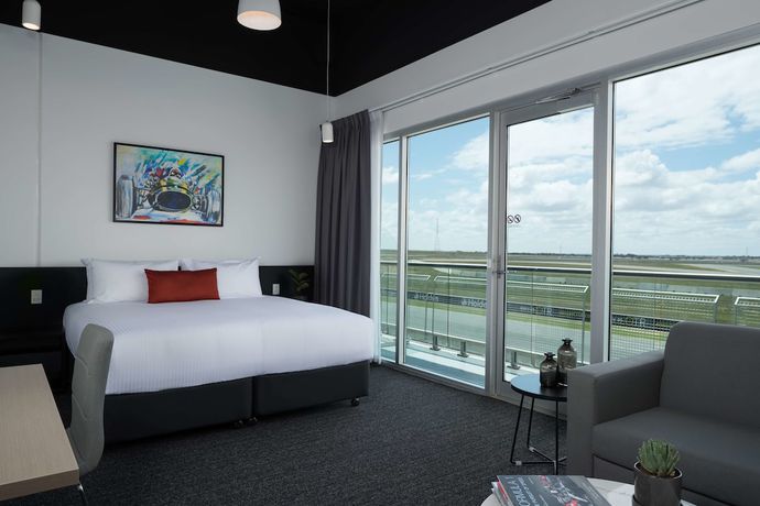 Imagen de la habitación del Hotel Rydges Pit Lane. Foto 14