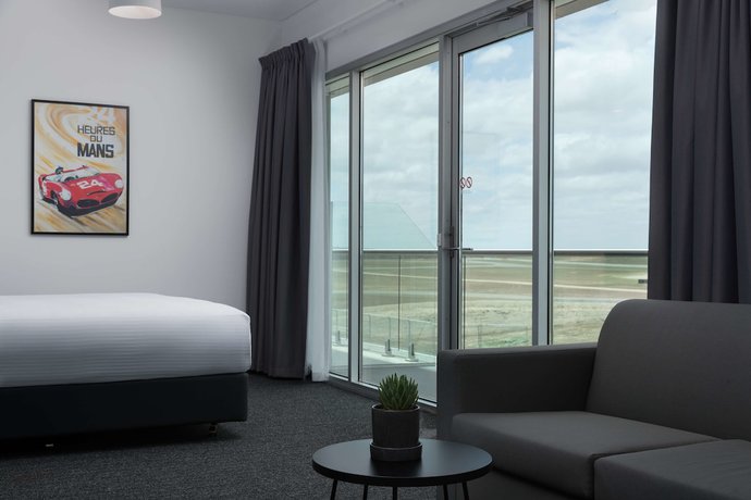 Imagen de la habitación del Hotel Rydges Pit Lane. Foto 16