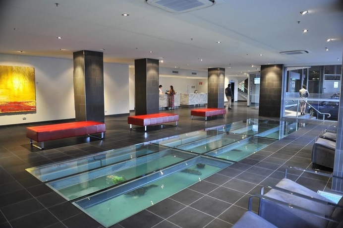 Imagen de la piscina del Hotel Rydges Sydney Central. Foto 15