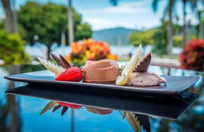 Imagen del bar/restaurante del Hotel Rydges Tradewinds Cairns. Foto 2