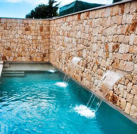 Imagen de la piscina del Hotel S Estancia Suites. Foto 6