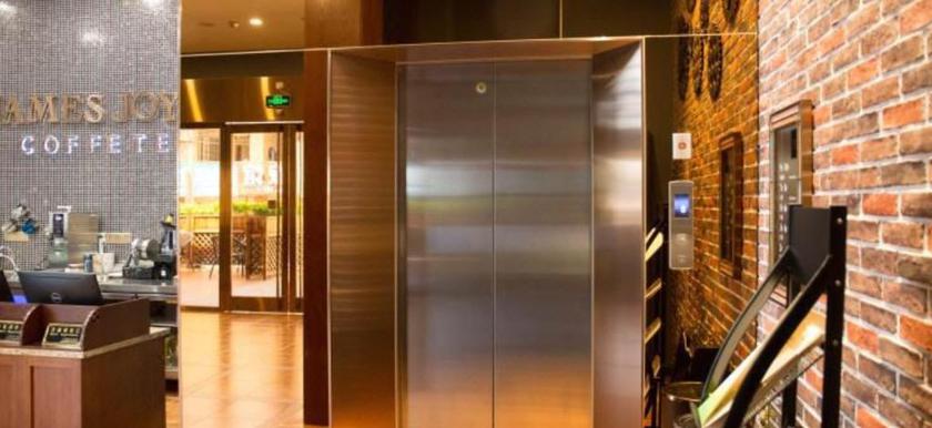 Imagen de los interiores del Hotel S ONE HOTEL. Foto 13