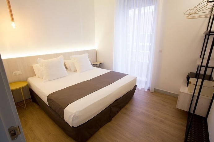 Imagen de la habitación del Hotel S30 Reina Victoria Suites. Foto 4