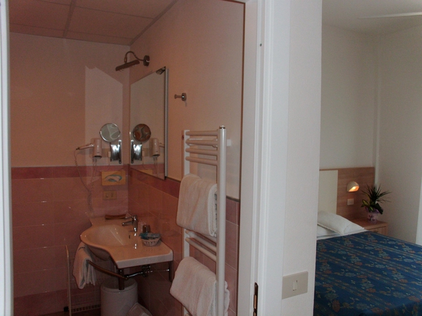 Imagen de la habitación del Hotel SAHARA, Milano Marittima. Foto 7
