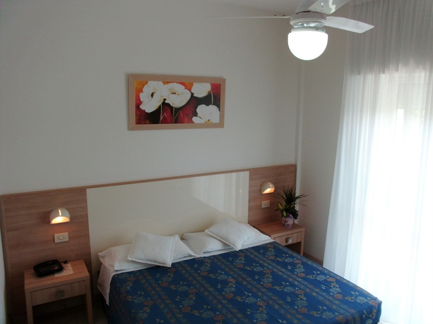 Imagen de la habitación del Hotel SAHARA, Milano Marittima. Foto 8