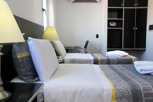 Imagen de la habitación del Hotel SAMAR&Aacute;N SUITES. Foto 16