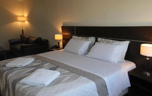 Imagen de la habitación del Hotel SAMAR&Aacute;N SUITES. Foto 19