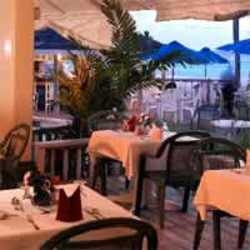Imagen del bar/restaurante del Hotel SANDY BAY BEACH CLUB. Foto 2