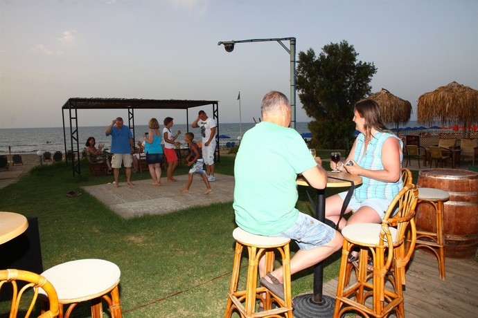 Imagen de la piscina del Hotel SANDY BEACH (EX AKTI MANOS). Foto 11