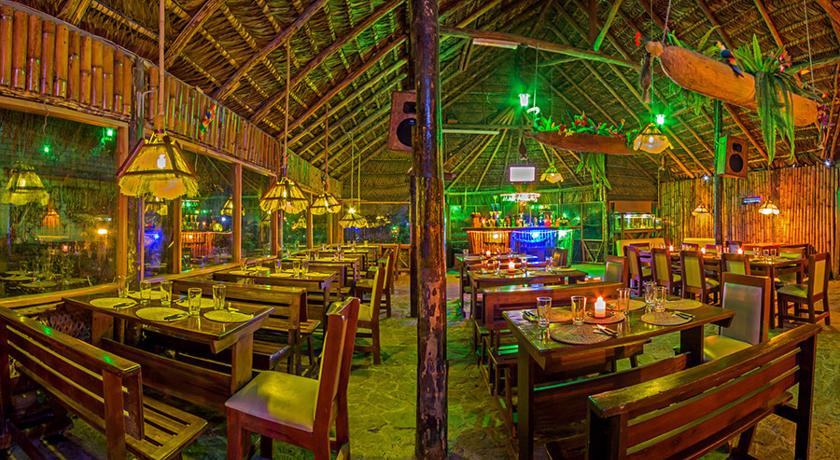 Imagen del bar/restaurante del Hotel SANGAY. Foto 2