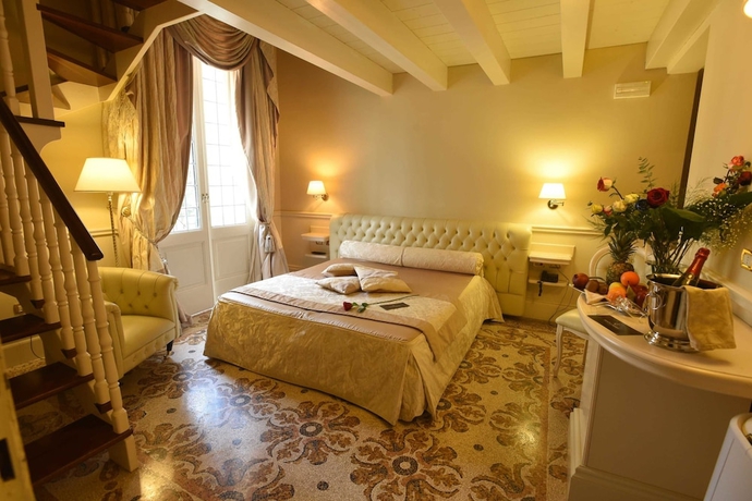 Imagen de la habitación del Hotel SANTA CHIARA SUITE HOTEL & SPA. Foto 4