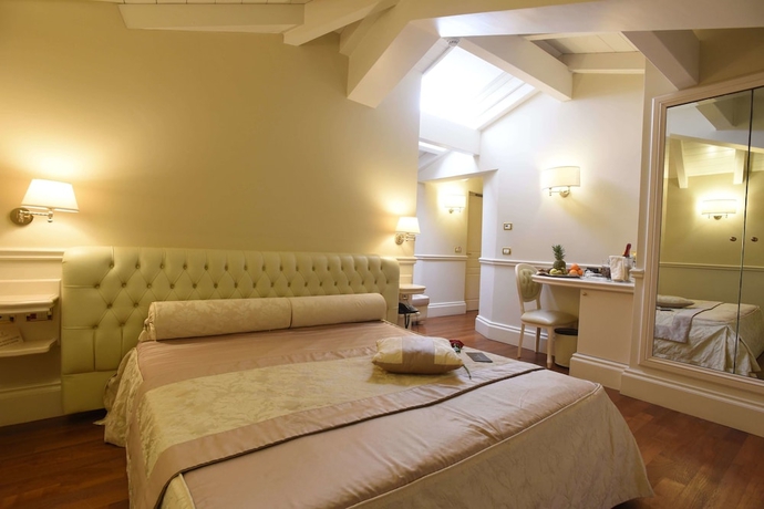 Imagen de la habitación del Hotel SANTA CHIARA SUITE HOTEL & SPA. Foto 9