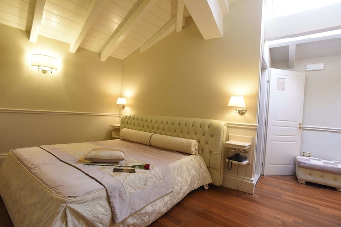 Imagen de la habitación del Hotel SANTA CHIARA SUITE HOTEL & SPA. Foto 10