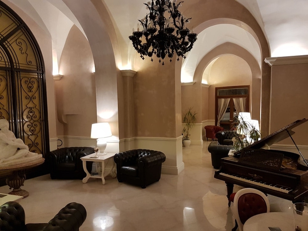 Imagen de los interiores del Hotel SANTA CHIARA SUITE HOTEL & SPA. Foto 17