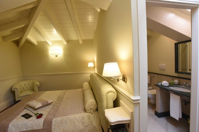 Imagen de la habitación del Hotel SANTA CHIARA SUITE HOTEL & SPA. Foto 12