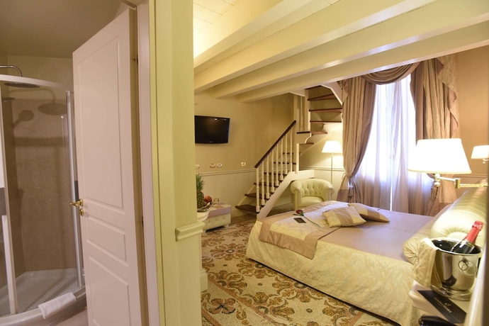 Imagen de la habitación del Hotel SANTA CHIARA SUITE HOTEL & SPA. Foto 13