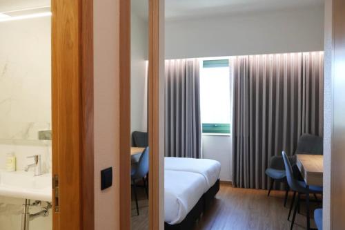Imagen de la habitación del Hotel SANTHYAGO TROFA. Foto 7