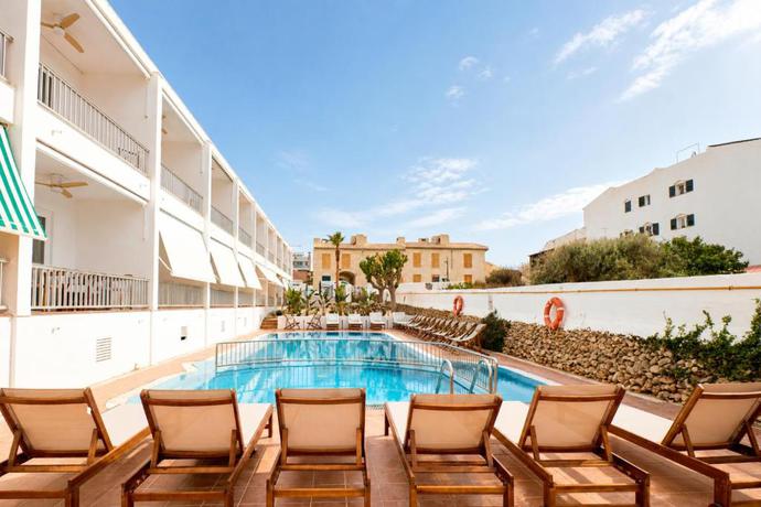 Imagen de la piscina del Hotel S'Algaret. Foto 14