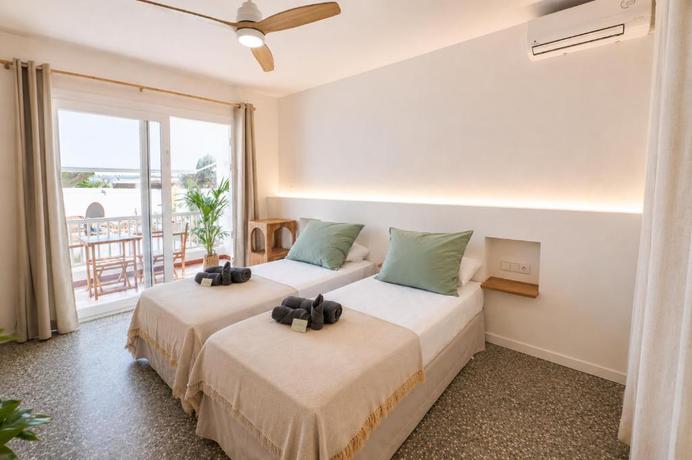 Imagen de la habitación del Hotel S'Algaret. Foto 4