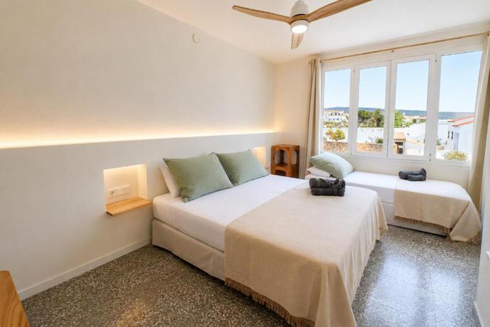 Imagen de la habitación del Hotel S'Algaret. Foto 7