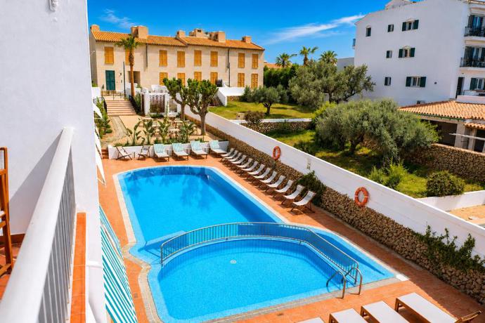 Imagen de la piscina del Hotel S'Algaret. Foto 15