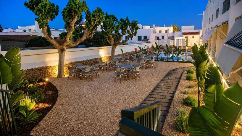 Imagen de los exteriores del Hotel S'Algaret. Foto 13