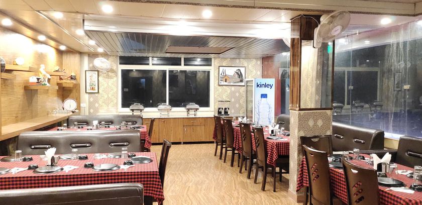 Imagen del bar/restaurante del Hotel SE Grand Aryavart. Foto 5