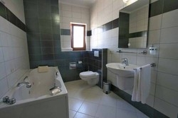 Imagen general del Hotel SEGET ESTATE Beachfront Oasis & Tradition. Foto 2