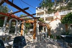Imagen general del Hotel SEGET ESTATE Beachfront Oasis & Tradition. Foto 8