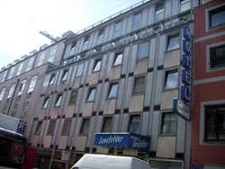 Imagen de los exteriores del Hotel SENEFELDER. Foto 3