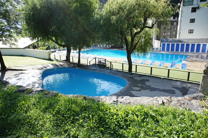 Imagen de la piscina del Hotel SERHS Spa Termes Carlemany. Foto 15