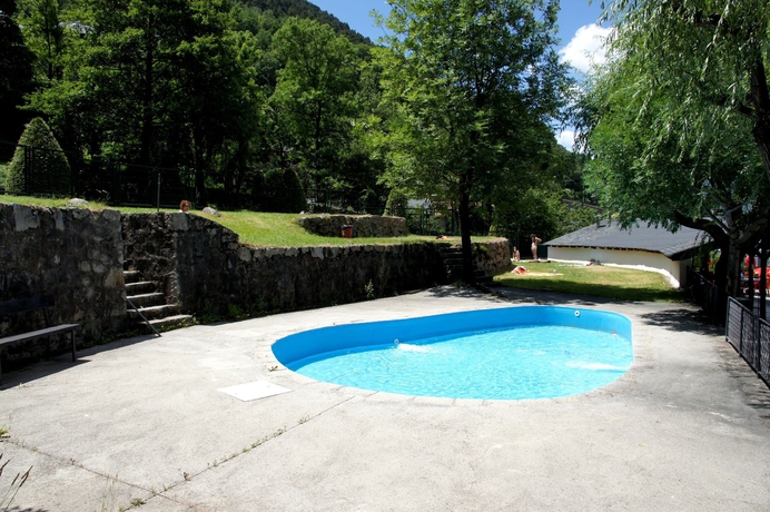 Imagen de la piscina del Hotel SERHS Spa Termes Carlemany. Foto 16