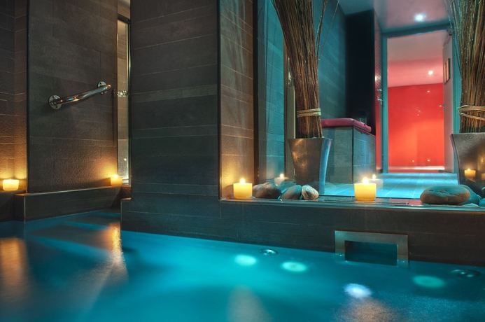 Imagen de la piscina del Hotel SEZZ PARIS. Foto 7