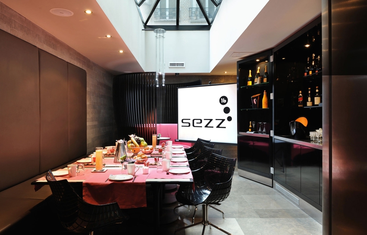 Imagen del bar/restaurante del Hotel SEZZ PARIS. Foto 2