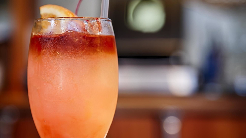 Imagen del bar/restaurante del Hotel SFO El Rancho Inn, SureStay Collection By Best Western. Foto 7