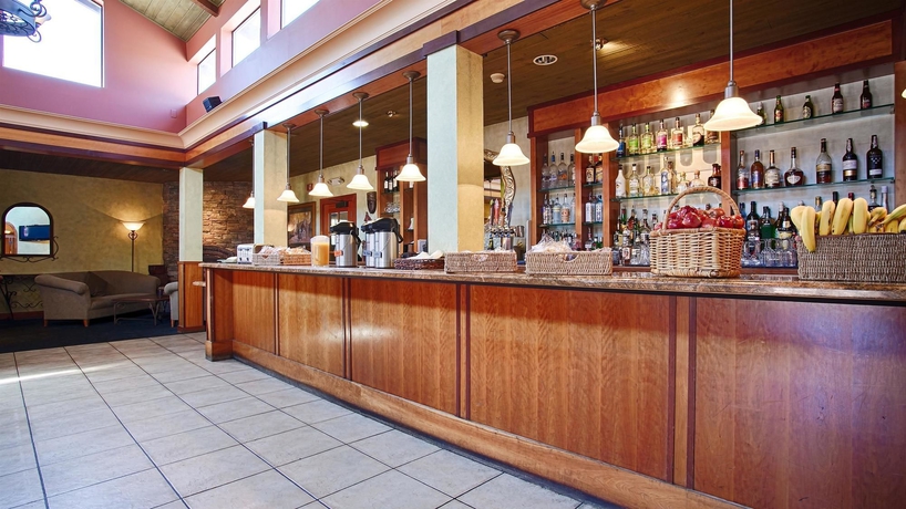 Imagen del bar/restaurante del Hotel SFO El Rancho Inn, SureStay Collection By Best Western. Foto 9