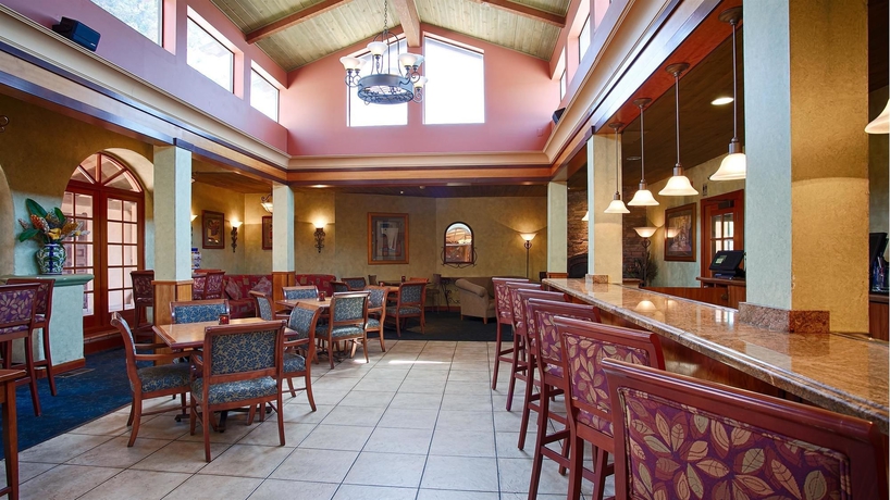 Imagen del bar/restaurante del Hotel SFO El Rancho Inn, SureStay Collection By Best Western. Foto 10